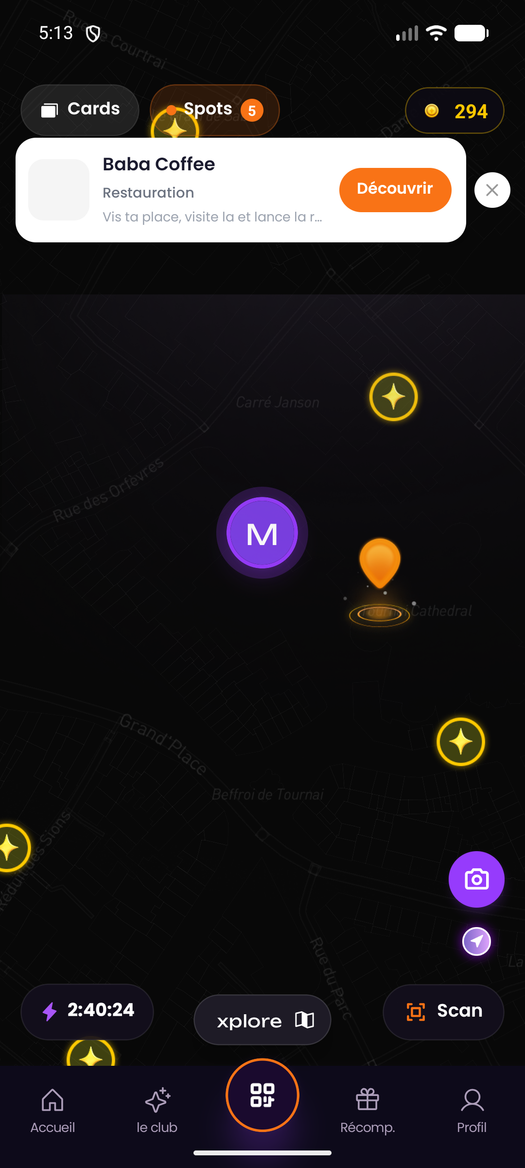 La carte Xplore de nuit : pin orange, pièces dorées et avatar de guidage